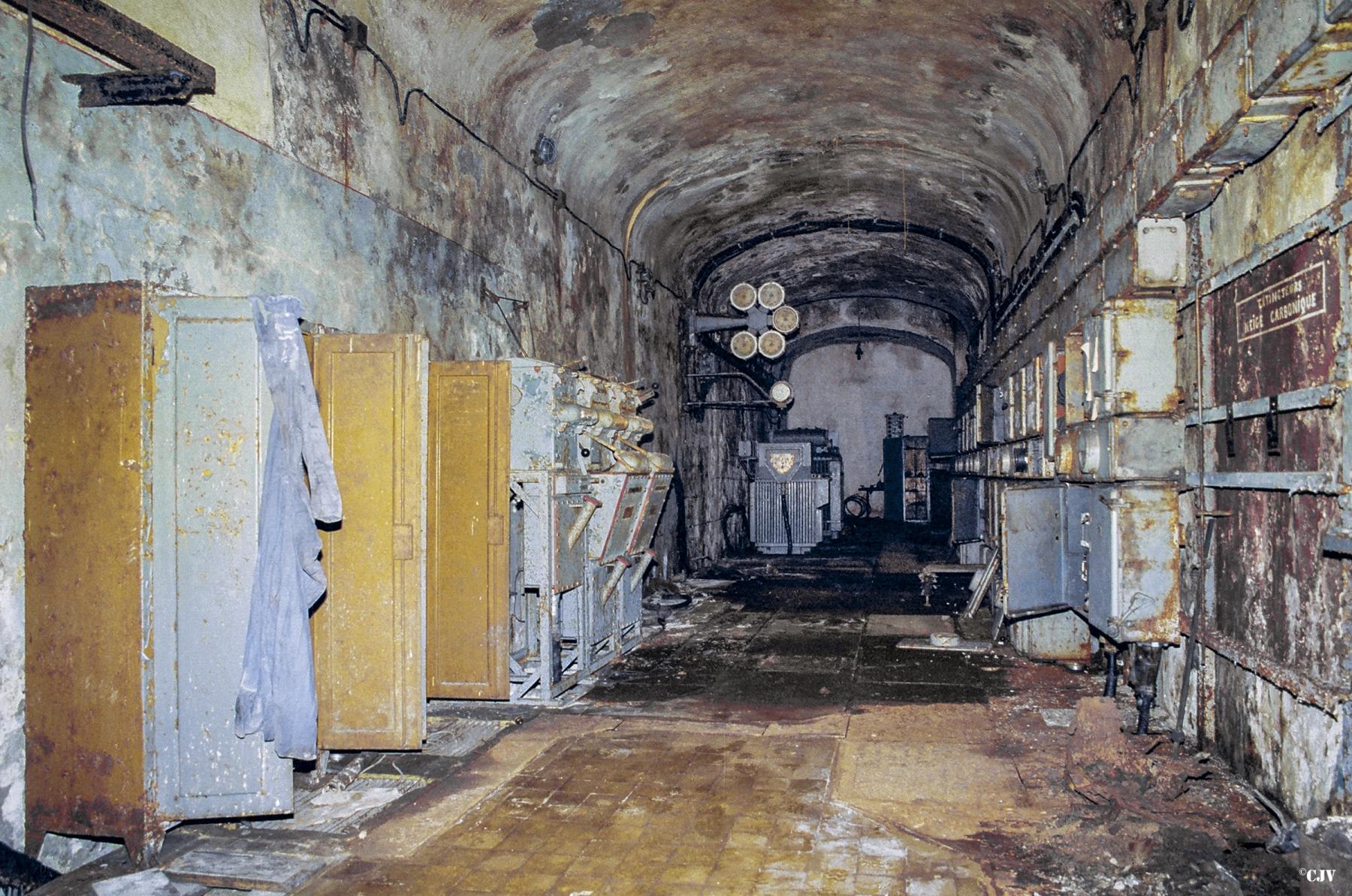 Ligne Maginot - LATIREMONT - A3 - (Ouvrage d'artillerie) - Usine électrique
A gauche les cellules HTA et à droite la travée électrique principale de l'ouvrage. Les trasnformateurs sont visibles au fond - Lia VERMEULEN