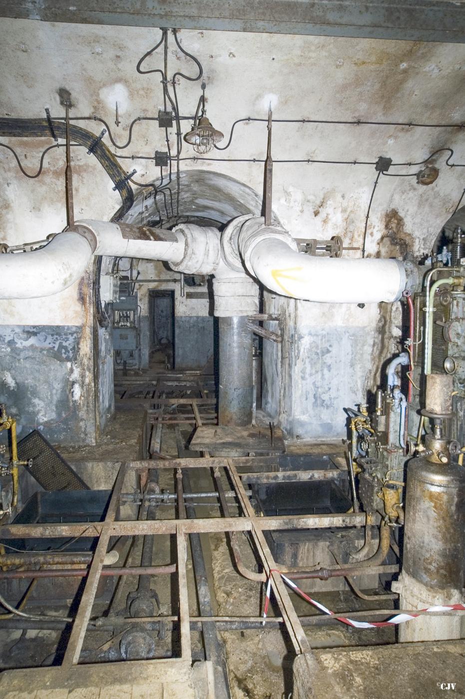 Ligne Maginot - LATIREMONT - A3 - (Ouvrage d'artillerie) - Usine électrique
En 2005 l'ouvrage a été dépollué. Dans l'usine toutes les plaques du sol ont disparus et l’amiante est resté sur place  - Lia VERMEULEN