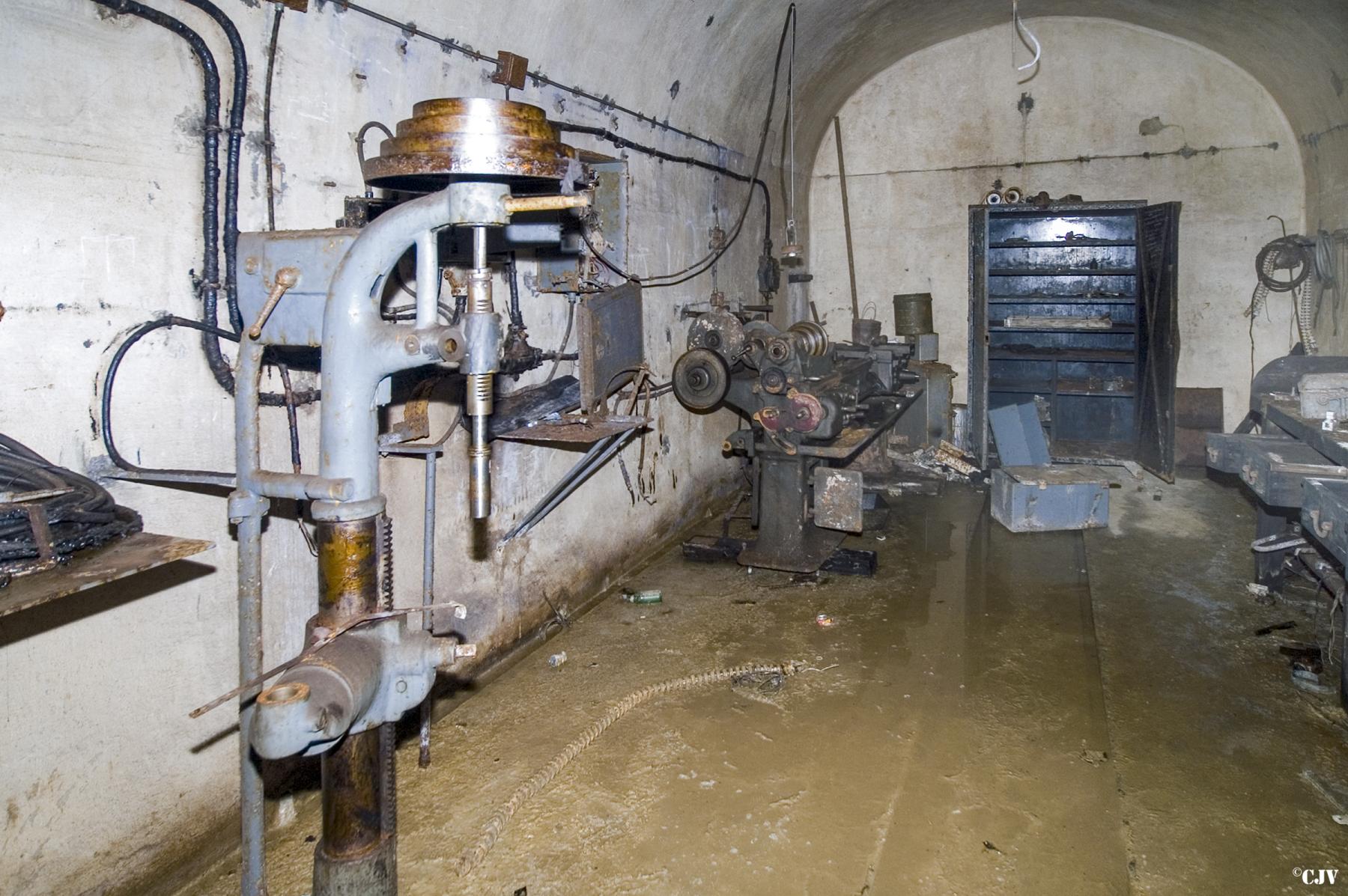 Ligne Maginot - LATIREMONT - A3 - (Ouvrage d'artillerie) - Deuxième atelier - Lia VERMEULEN