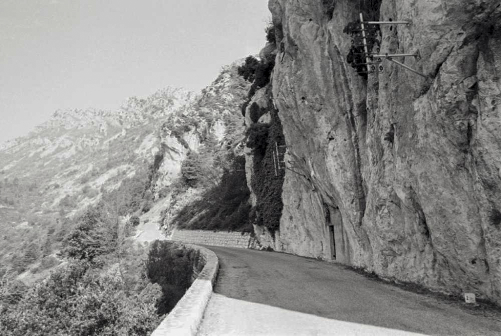 Ligne Maginot - COL DE LA TORRE - (Chambre de coupure) - Vue de l'extérieur
Les potences pour les lignes aériennes sont encore en place - LOVINY Alain