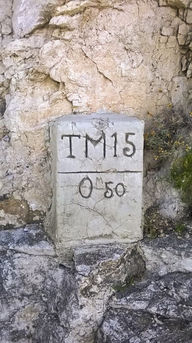 Ligne Maginot - COL DE LA TORRE - (Chambre de coupure) - Cette borne se situe à 1300 m de la chambre de coupure de Bausson sur le côté gauche en en allant en direction de sainte Agnès - Jean-François PERRIGAULT