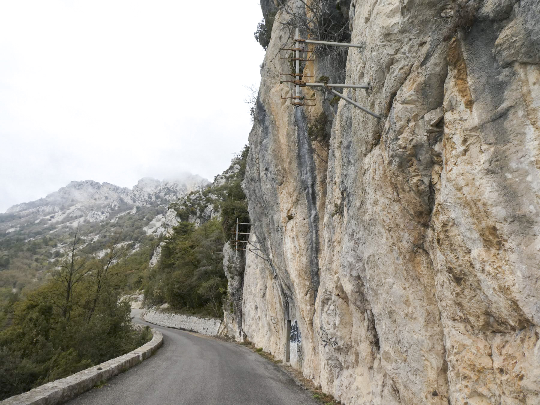 Ligne Maginot - COL DE LA TORRE - (Chambre de coupure) - Vue extérieure générale
Noter les poteaux supports pour les lignes aériennes raccordées sur la chambre de coupure - ELLENA Daniel - CUNY Philippe