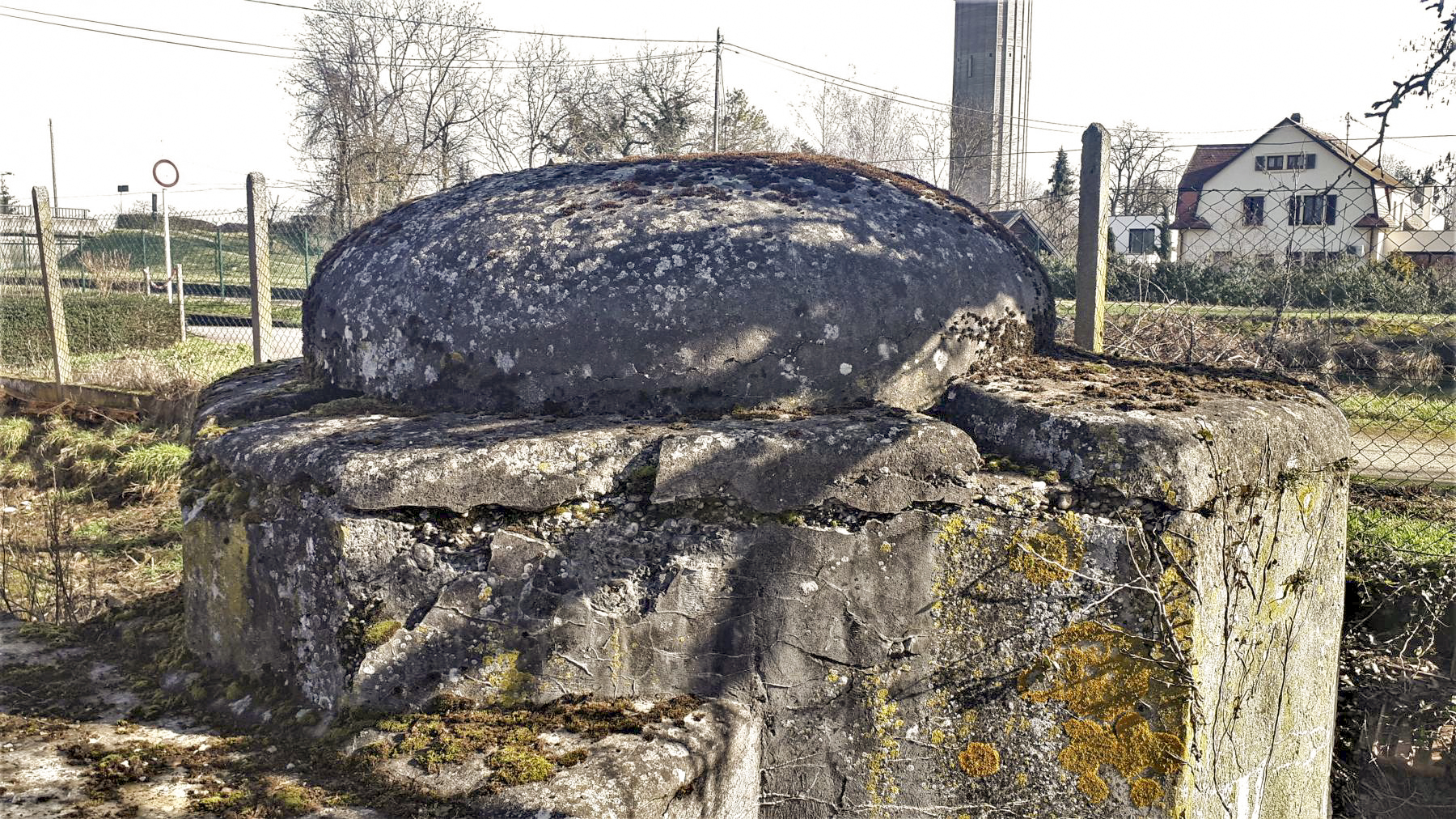 Ligne Maginot - B22 - ECLUSE 66 SUD - (Blockhaus pour arme infanterie) - A l'arrière de la coupole, 2 petits créneaux ont été aménagés - G. Fuchs