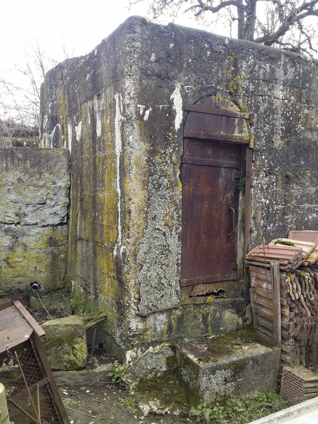 Ligne Maginot - B22 - ECLUSE 66 SUD - (Blockhaus pour arme infanterie) - L'entrée coté gauche à l'arrière du bloc - Joël Muntzinger