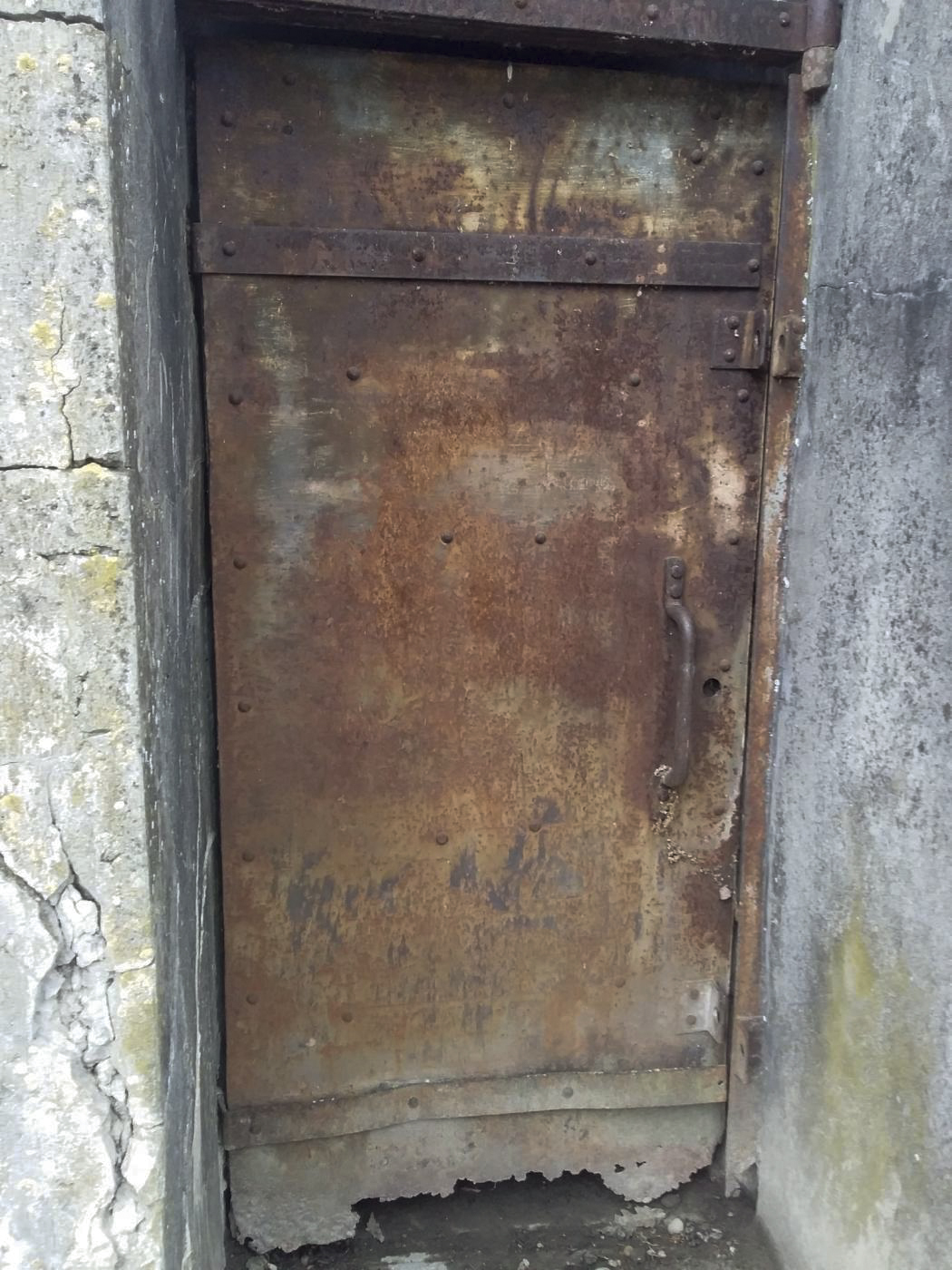 Ligne Maginot - B22 - ECLUSE 66 SUD - (Blockhaus pour arme infanterie) - La porte blindée à l'entrée droite - Joël Muntzinger