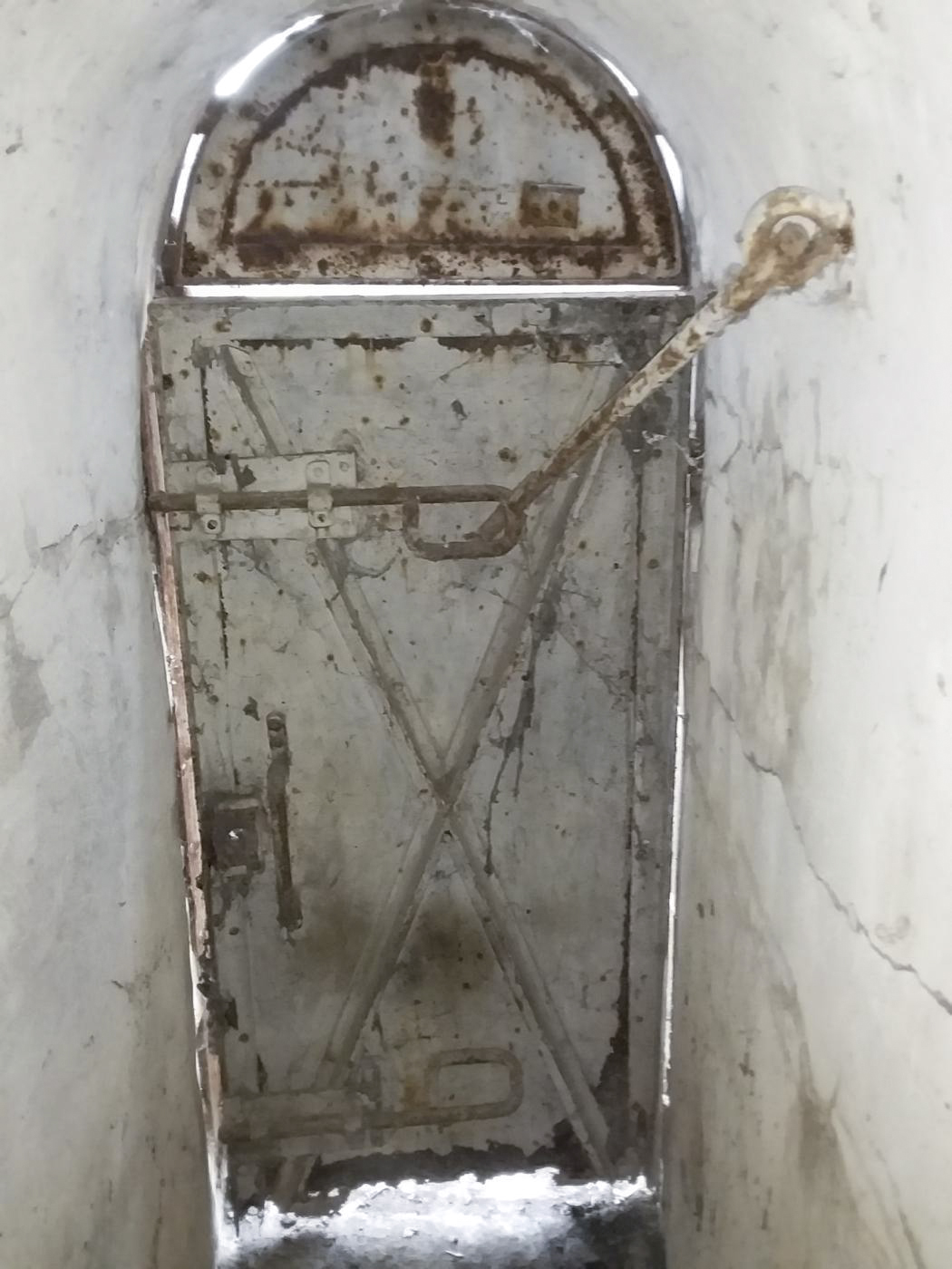 Ligne Maginot - B22 - ECLUSE 66 SUD - (Blockhaus pour arme infanterie) - La porte blindée à l'entrée droite - Joël Muntzinger