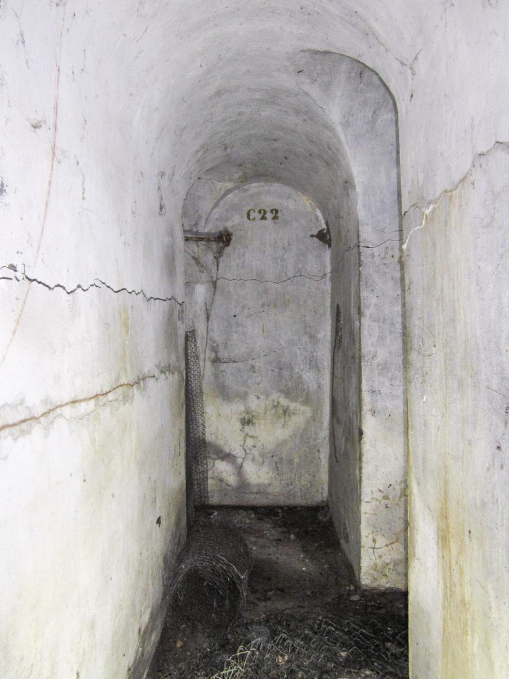 Ligne Maginot - B22 - ECLUSE 66 SUD - (Blockhaus pour arme infanterie) - Le couloir entre les deux entrées, à droite l'accès à la chambre de tir - G.Fuchs