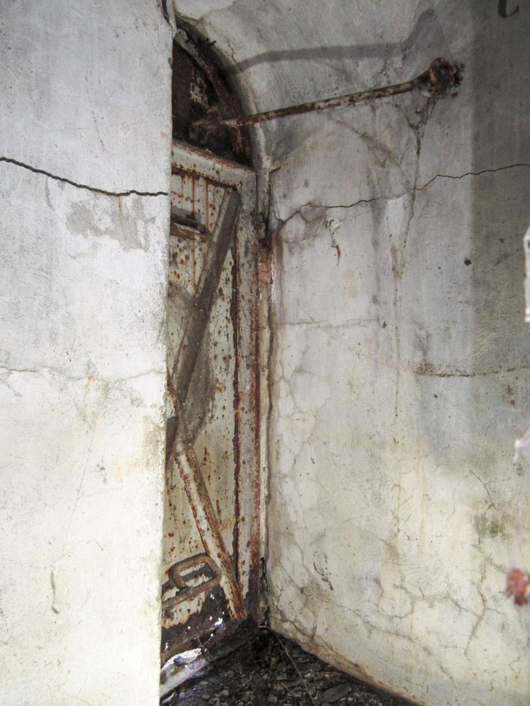 Ligne Maginot - B22 - ECLUSE 66 SUD - (Blockhaus pour arme infanterie) - La porte blindée à l'entrée gauche - G.Fuchs