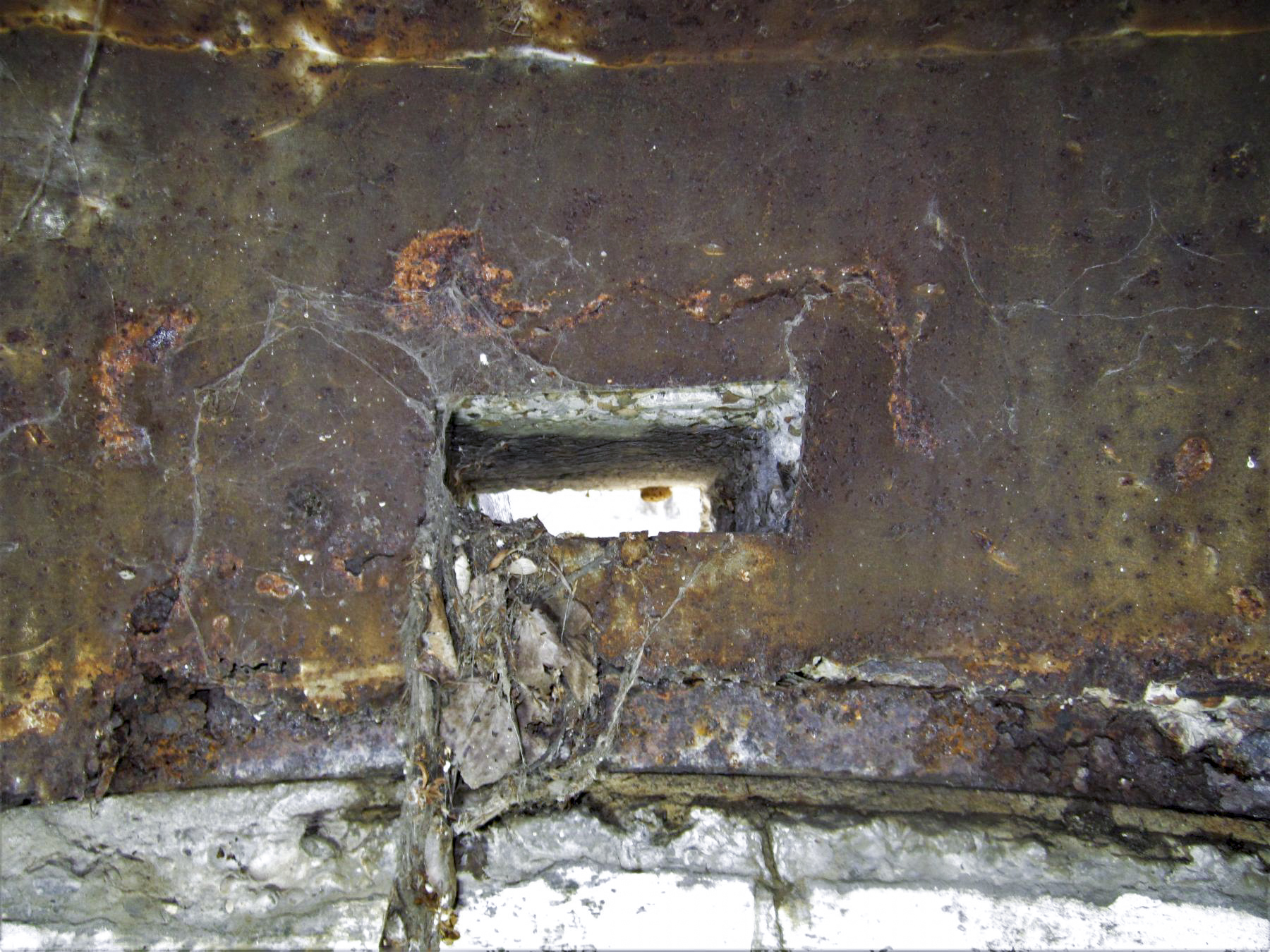 Ligne Maginot - B22 - ECLUSE 66 SUD - (Blockhaus pour arme infanterie) - Créneau aménagé à l'arrière de la coupole - G.Fuchs