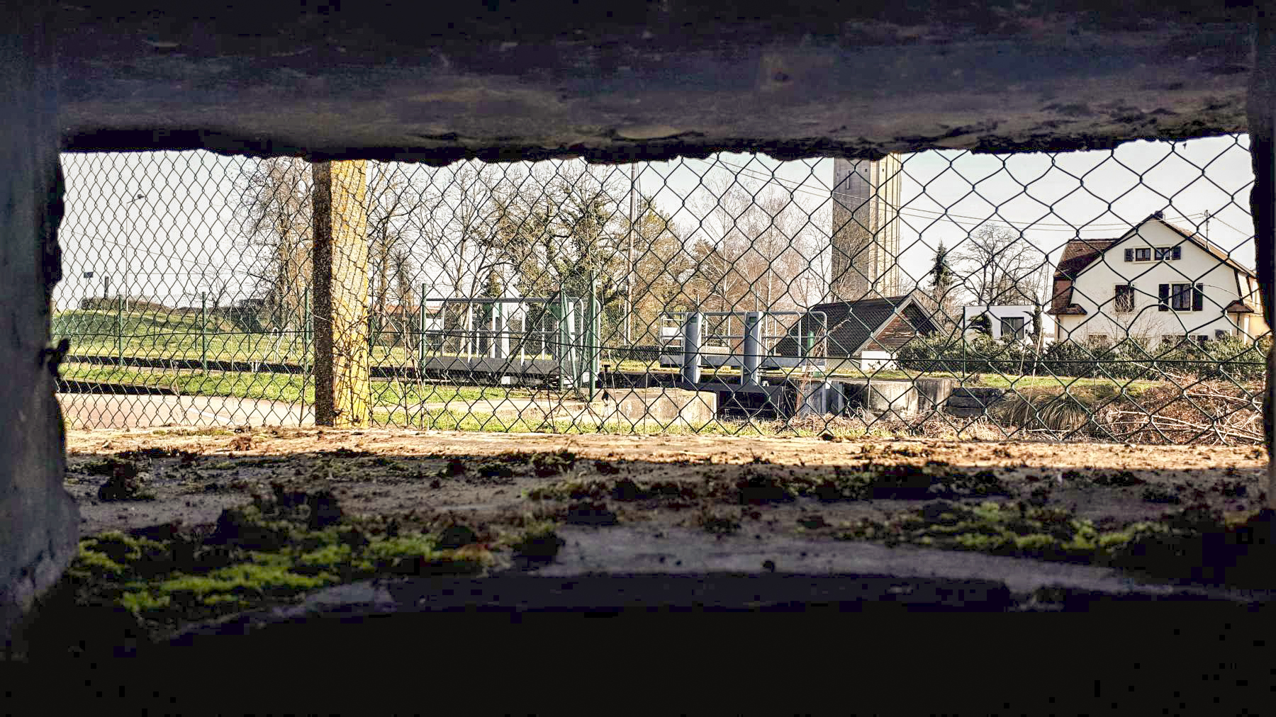 Ligne Maginot - B22 - ECLUSE 66 SUD - (Blockhaus pour arme infanterie) - Vue depuis le créneau mitrailleuse - G.Fuchs