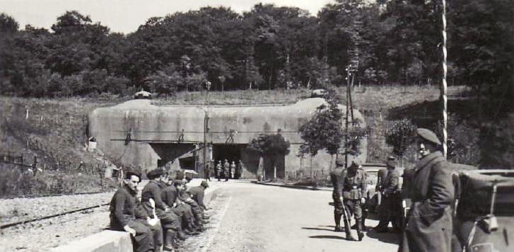 Ligne Maginot - ROCHONVILLERS - A8 - (Ouvrage d'artillerie) - Entrée munitions
Photo prise après la reddition de l'ouvrage - Inconnu