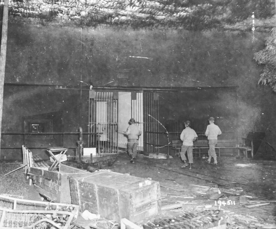 Ligne Maginot - Ouvrage d'artillerie de ROCHONVILLERS - Entrée munitions
Col Haynes GYLES, Lary KAPLAN et Jack Chapman pénétrant avec précaution dans l'ouvrage de Rochonvillers
Photo Signal Corp ETO HQ 44 14979 du 15 sept 1944

On distinguer cette photo un jumelage de fusils-mitrailleurs 24/29 dans le créneau de gauche au lieu du jumelage de mitrailleuses prévu . - SIGNAL CORP  - Miller