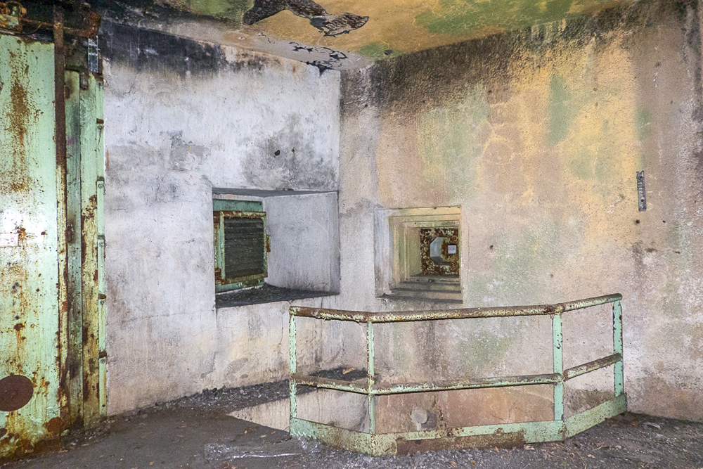 Ligne Maginot - ROCHONVILLERS - A8 - (Ouvrage d'artillerie) - Entrée munitions
Les deux créneaux FM de droite. Seul le premier a été remplacé par une bouche d'aération lors de la modernisation.  - Michel Teiten