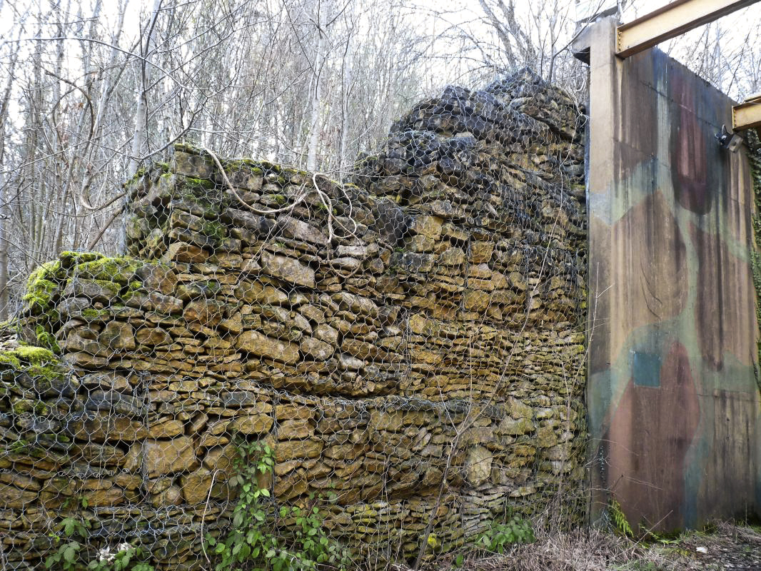 Ligne Maginot - ROCHONVILLERS - A8 - (Ouvrage d'artillerie) - Entrée munitions
Mur de protection  - Aditus