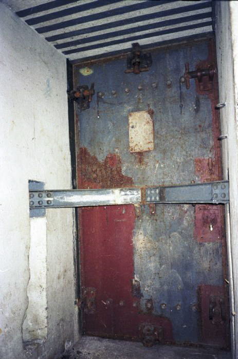 Ligne Maginot - COL DE GARDE (G) - EO10 - (Abri actif) - Bloc 1
La porte d'entrée - LOVINY Alain