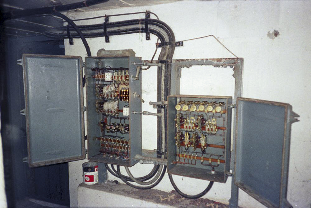 Ligne Maginot - COL DE GARDE (G) - EO10 - (Abri actif) - Bloc 1
Le système de commande du monte-charge à l'étage supérieur - LOVINY Alain