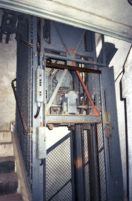 Ligne Maginot - COL DE GARDE (G) - EO10 - (Abri actif) - Bloc 1
Les dessous
Mécanisme du monte-charge à crémaillère. L'ensemble est placé sous la cabine - LOVINY Alain