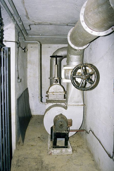 Ligne Maginot - COL DE GARDE (G) - EO10 - (Abri actif) - Bloc 1
Etage intermédiaire
Ventilation et grille du monte-charge - LOVINY Alain