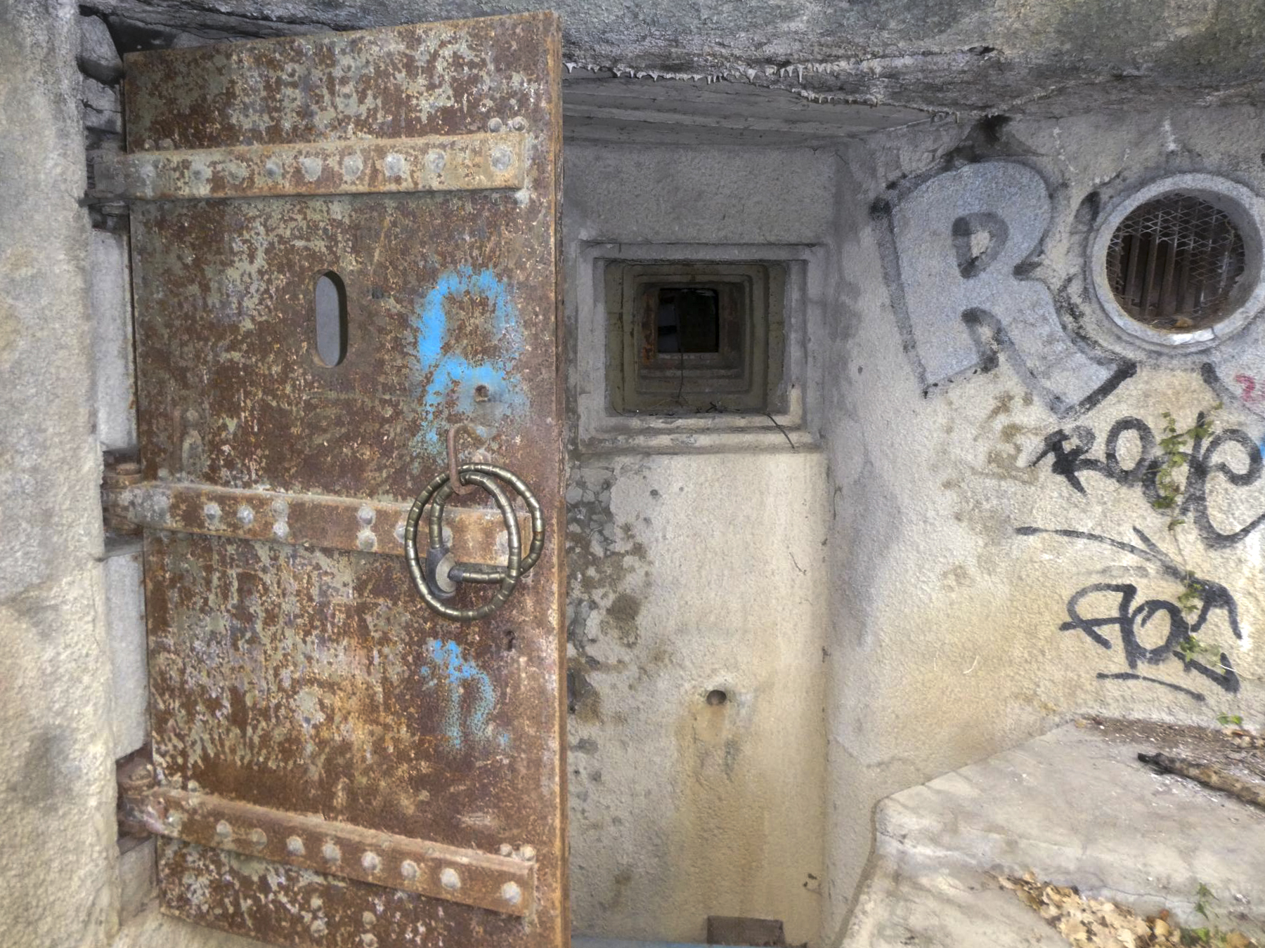 Ligne Maginot - COL DE GARDE (G) - EO10 - (Abri actif) - Bloc 2
Entrée, créneau JM, entrée d'air. - ELLENA Daniel - CUNY Philippe
