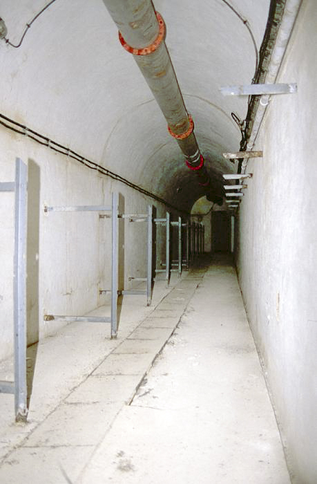 Ligne Maginot - COL DE GARDE (G) - EO10 - (Abri actif) - Galerie menant au bloc 2
Noter les montants de lit destinés à la troupe - LOVINY Alain