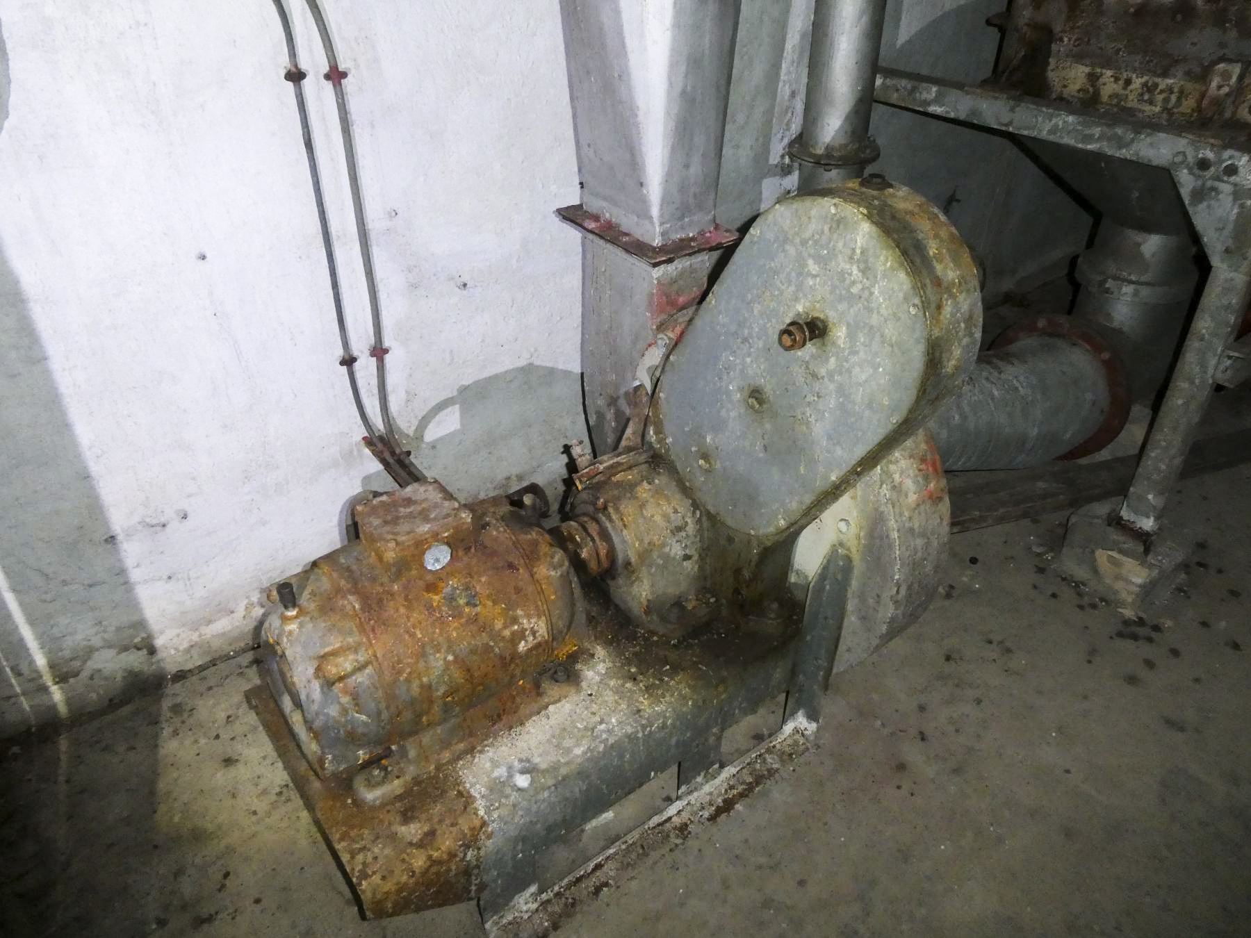 Ligne Maginot - COL DE GARDE (G) - EO10 - (Abri actif) - Bloc 2
Salle de neutralisation
Ventilation à main et moteur électrique type A. - ELLENA Daniel - CUNY Philippe