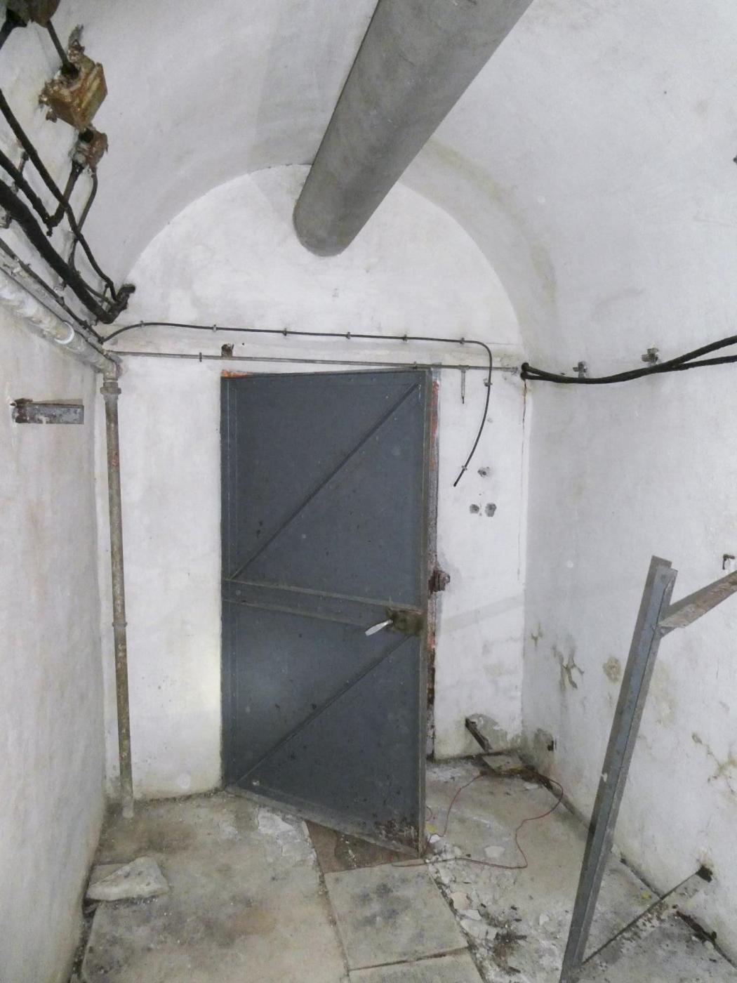 Ligne Maginot - COL DE GARDE (G) - EO10 - (Abri actif) - Chambrée, sortie vers l'intérieur de l'ouvrage. - ELLENA Daniel - CUNY Philippe