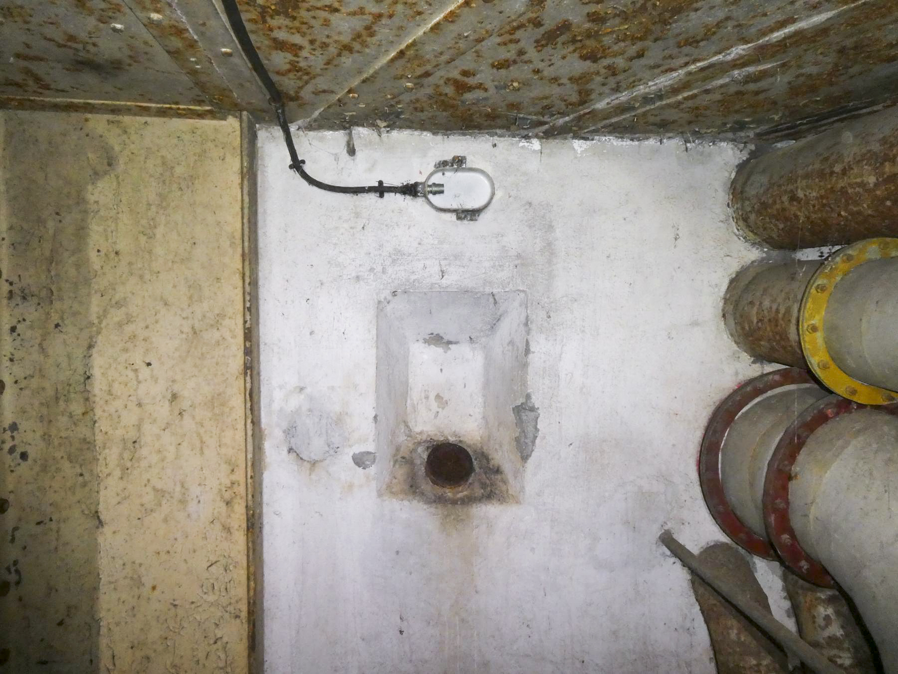 Ligne Maginot - COL DE GARDE (G) - EO10 - (Abri actif) - Bloc 1
Premier goulotte pour grenade - ELLENA Daniel - CUNY Philippe