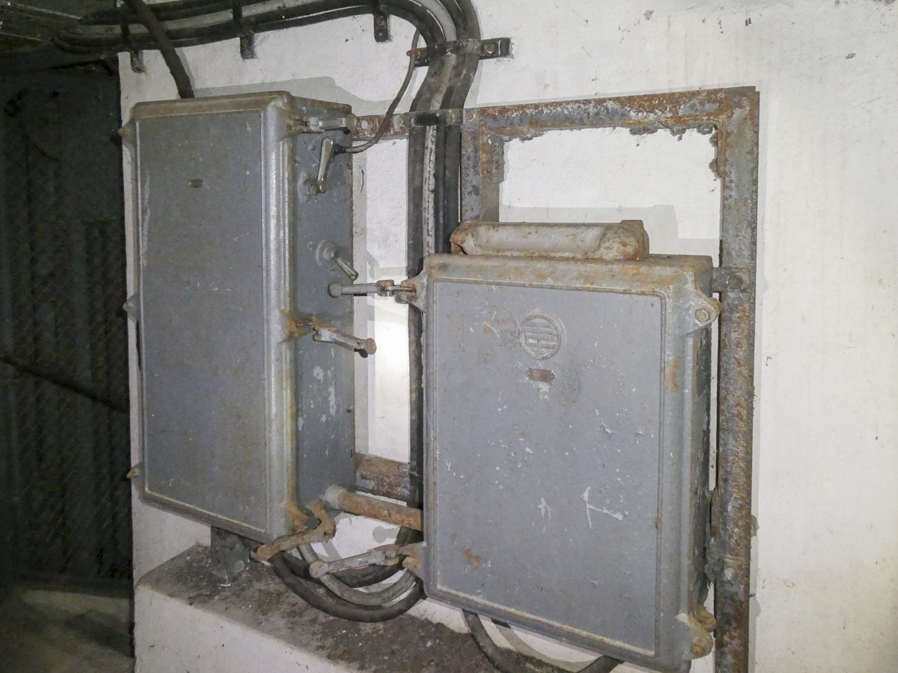 Ligne Maginot - COL DE GARDE (G) - EO10 - (Abri actif) - Bloc 1
Système de commande du monte-charge. - ELLENA Daniel - CUNY Philippe