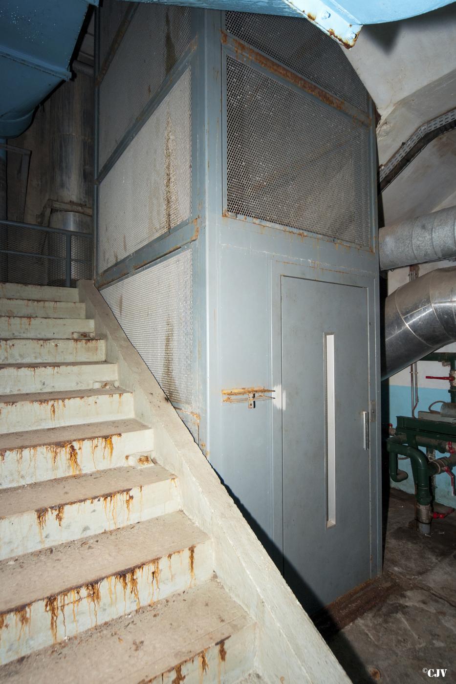 Ligne Maginot - ROCHONVILLERS - A8 - (Ouvrage d'artillerie) - Entrée des hommes
L’ascenseur a remplacé le monte-charge - Lia VERMEULEN
