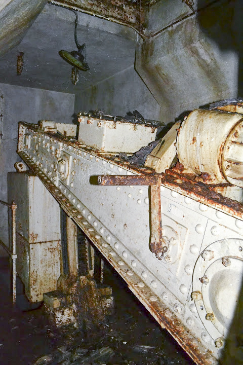 Ligne Maginot - ROCHONVILLERS - A8 - (Ouvrage d'artillerie) - Bloc 1
Tourelle de mitrailleuses
Le balancier et le contrepoids en bout de ce dernier - PAVEL Jan