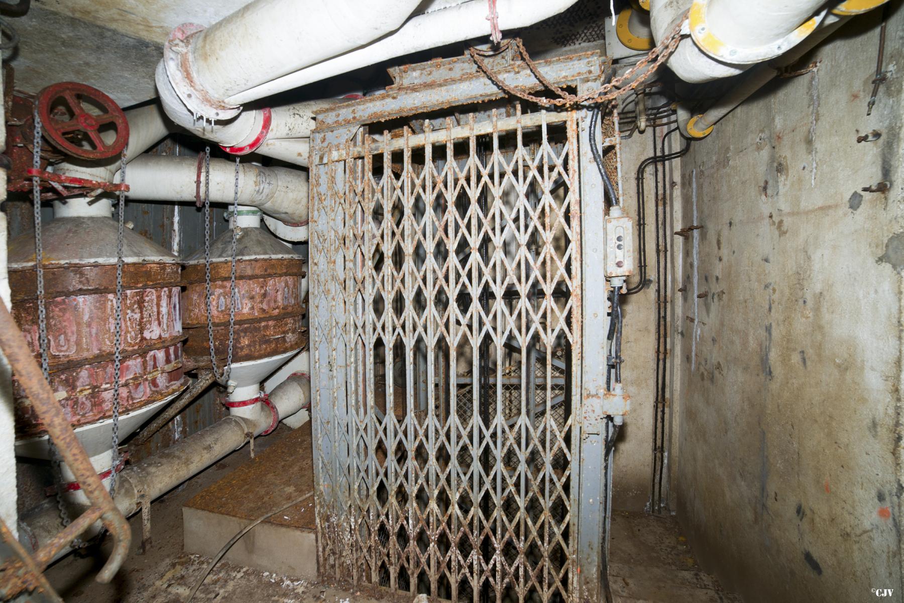 Ligne Maginot - ROCHONVILLERS - A8 - (Ouvrage d'artillerie) - Bloc 1
Le monte-charge - Lia VERMEULEN