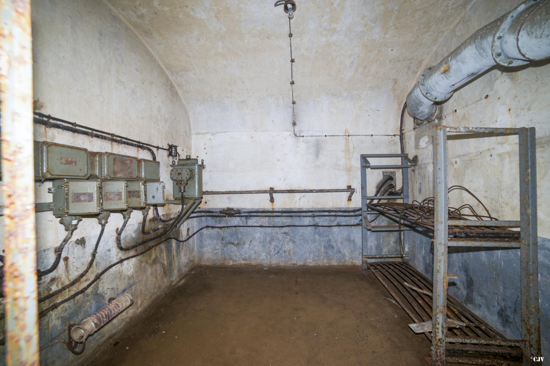 Ligne Maginot - ROCHONVILLERS - A8 - (Ouvrage d'artillerie) - Bloc 1
En bas du bloc - Lia VERMEULEN