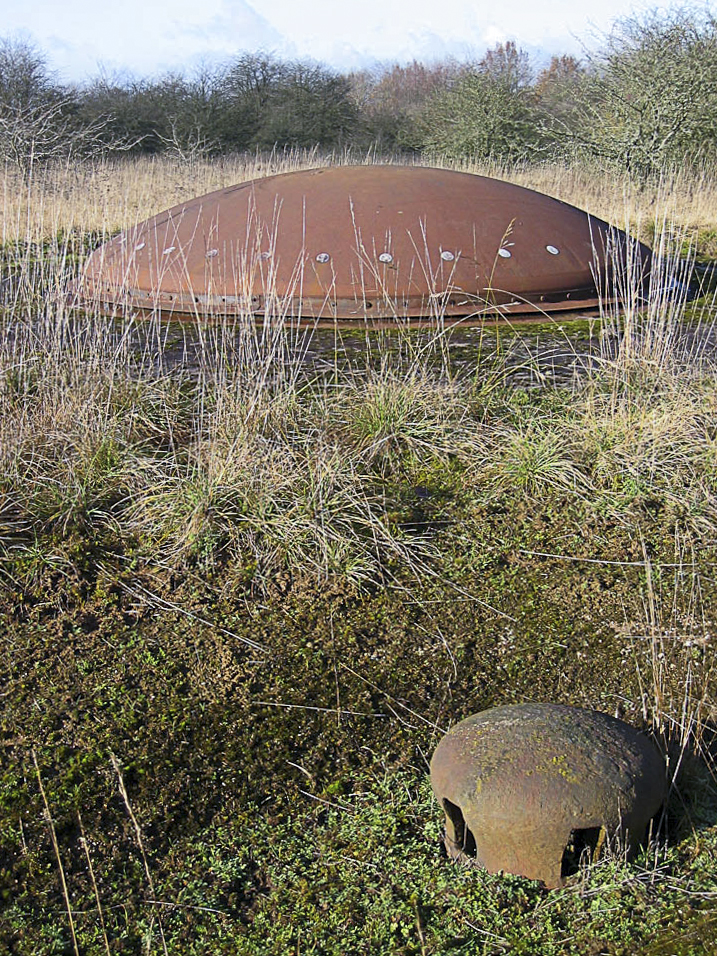 Ligne Maginot - ROCHONVILLERS - A8 - (Ouvrage d'artillerie) - Bloc 2
Tourelle de 75 et champignon de prise d'air au premier plan - Michel Teiten