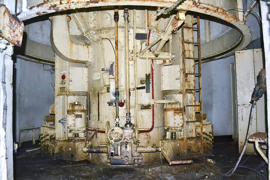 Ligne Maginot - ROCHONVILLERS - A8 - (Ouvrage d'artillerie) - Bloc 2
Tourelle pour deux tubes de 75 mle 33 - PAVEL Jan
