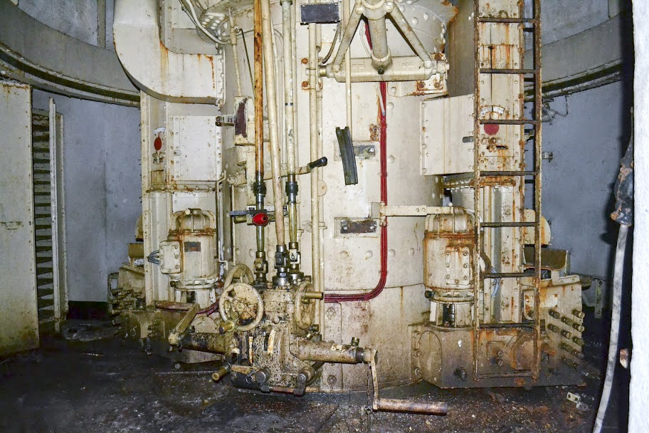 Ligne Maginot - ROCHONVILLERS - A8 - (Ouvrage d'artillerie) - Bloc 2
Tourelle pour deux tubes de 75 mle 33 - PAVEL Jan