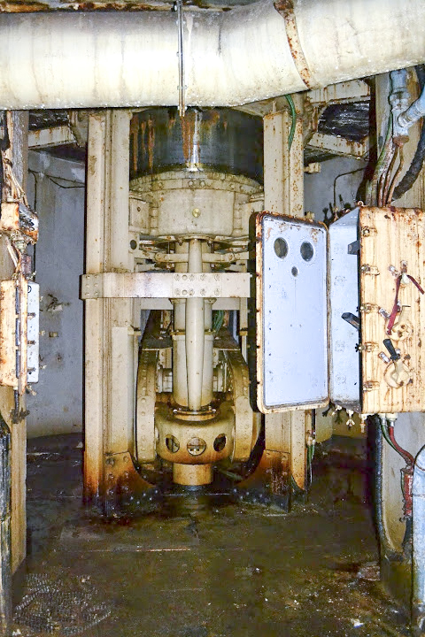 Ligne Maginot - ROCHONVILLERS - A8 - (Ouvrage d'artillerie) - Bloc 2
Tourelle pour deux tubes de 75 mle 33 - PAVEL Jan