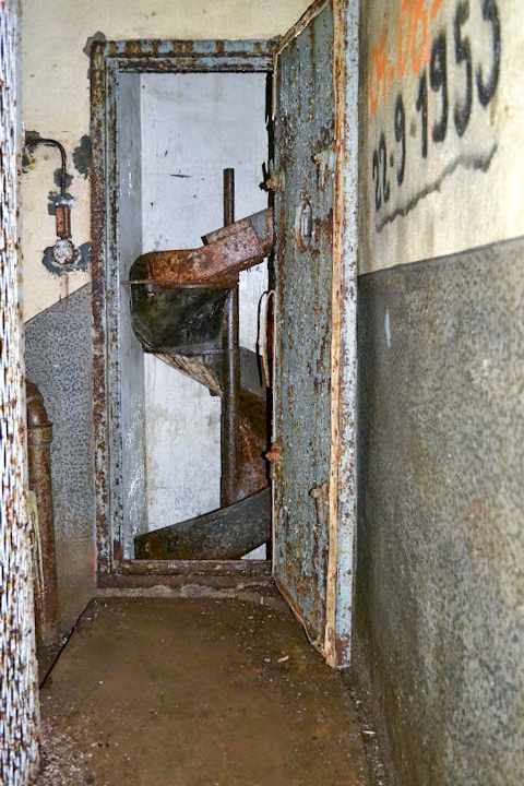 Ligne Maginot - ROCHONVILLERS - A8 - (Ouvrage d'artillerie) - Bloc 2
Tourelle pour deux tubes de 75 mle 33
Le tobogan de descente des douilles dans la cage d'escalier menant au bloc - PAVEL Jan