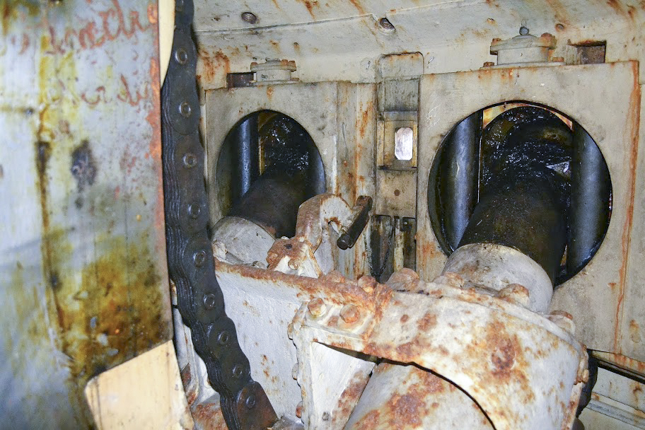 Ligne Maginot - ROCHONVILLERS - A8 - (Ouvrage d'artillerie) - Bloc 3
Tourelle pour deux tubes de 75 mle 32 - PAVEL Jan