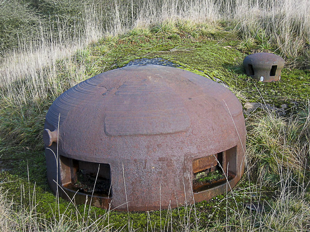 Ligne Maginot - ROCHONVILLERS - A8 - (Ouvrage d'artillerie) - Bloc 4
Cloche GFM et cloche d'aération au second plan - Michel Teiten