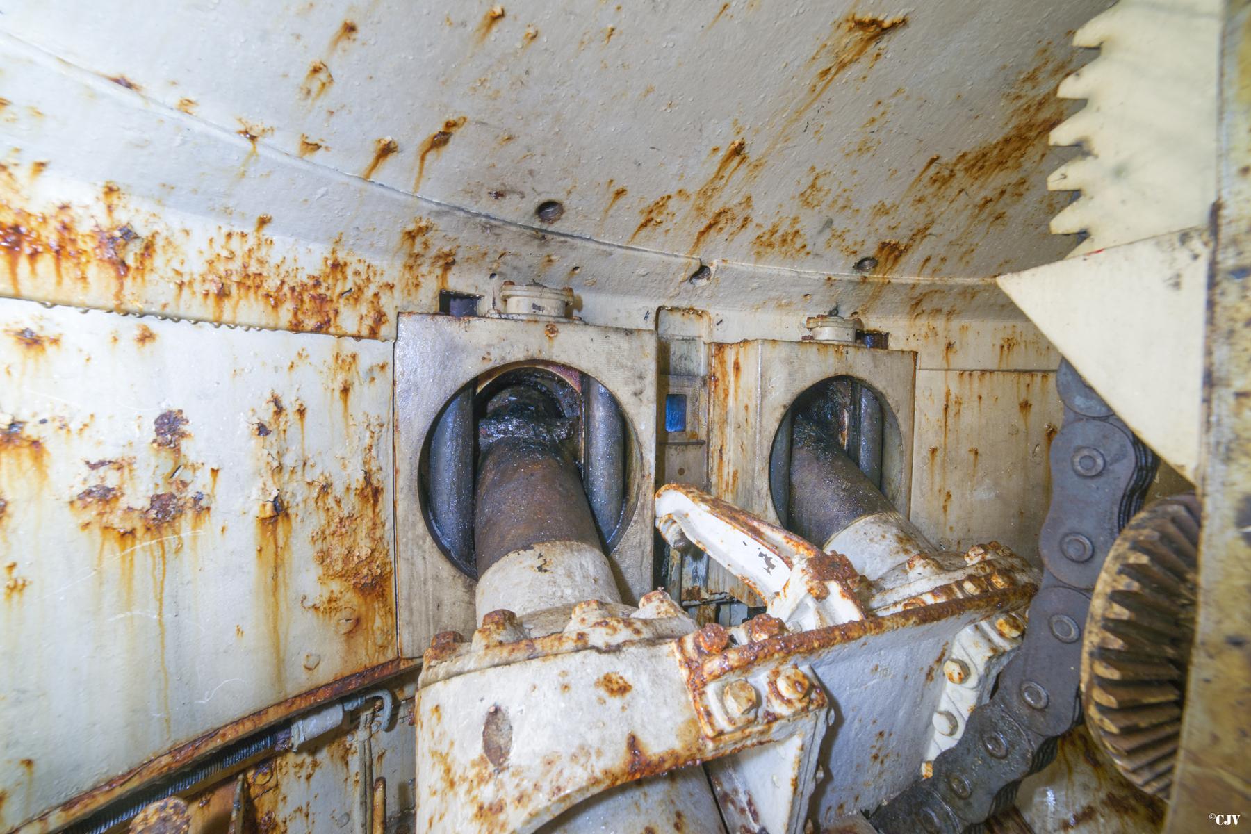 Ligne Maginot - ROCHONVILLERS - A8 - (Ouvrage d'artillerie) - Bloc 3
Tourelle pour deux tubes de 75 R 32 - Lia VERMEULEN