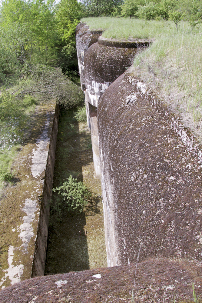 Ligne Maginot - ROCHONVILLERS - A8 - (Ouvrage d'artillerie) - Bloc 5
Le fossé diamant vu depuis la cloche GFM - Michel Teiten