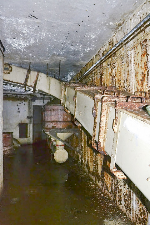 Ligne Maginot - ROCHONVILLERS - A8 - (Ouvrage d'artillerie) - Bloc 5
Étage inférieur du bloc
Le convoyeur à rouleaux permettant l'évacuation des douilles - PAVEL Jan