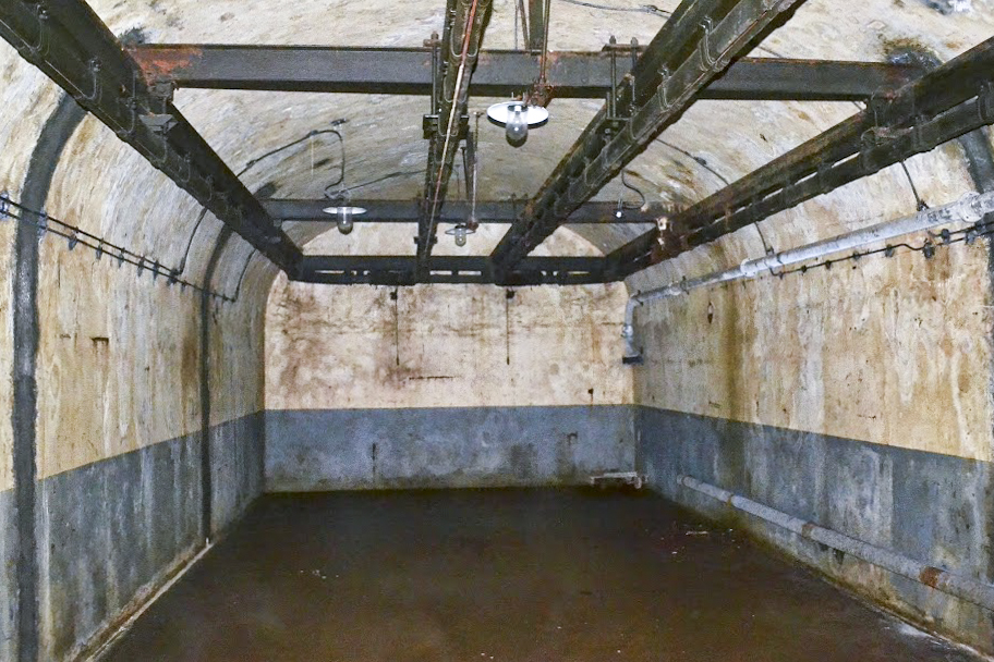 Ligne Maginot - ROCHONVILLERS - A8 - (Ouvrage d'artillerie) - Bloc 5
Le magasin à munitions M2 au pied du bloc - PAVEL Jan