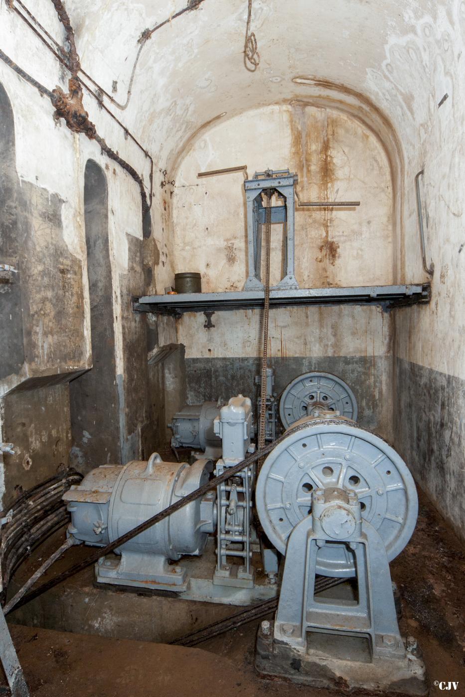 Ligne Maginot - ROCHONVILLERS - A8 - (Ouvrage d'artillerie) - Bloc 5
Les moteurs des monte-charges - Lia VERMEULEN