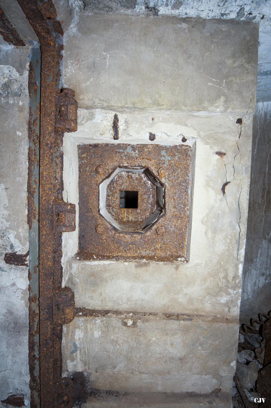 Ligne Maginot - ROCHONVILLERS - A8 - (Ouvrage d'artillerie) - Bloc 5
Créneau de défense de l'issue de secours - Lia VERMEULEN