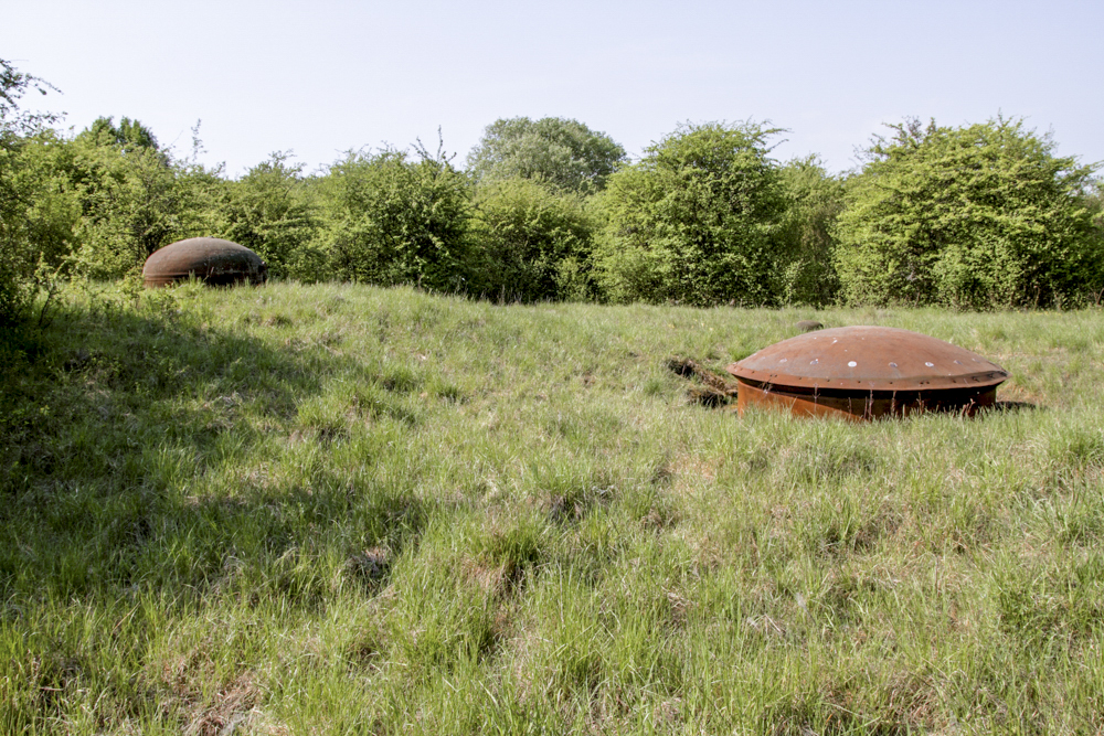 Ligne Maginot - ROCHONVILLERS - A8 - (Ouvrage d'artillerie) - Bloc 6
Vue d'ensemble avec la cloche GFM à gauche et la tourelle de 135 à droite en position de tir - Michel Teiten