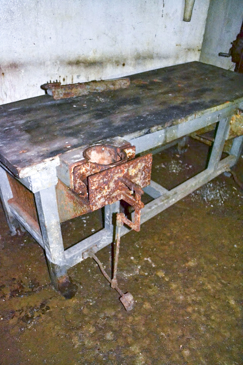 Ligne Maginot - ROCHONVILLERS - A8 - (Ouvrage d'artillerie) - Bloc 6
Tourelle de 135 
Etabli destiné à l'assemblage final des munitions de 135 et au montage des fusées sur les obus - PAVEL Jan