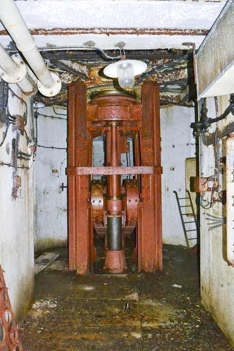 Ligne Maginot - ROCHONVILLERS - A8 - (Ouvrage d'artillerie) - Bloc 6
Tourelle de 135 
L'étage inférieur du bloc; le balancier de la tourelle - PAVEL Jan