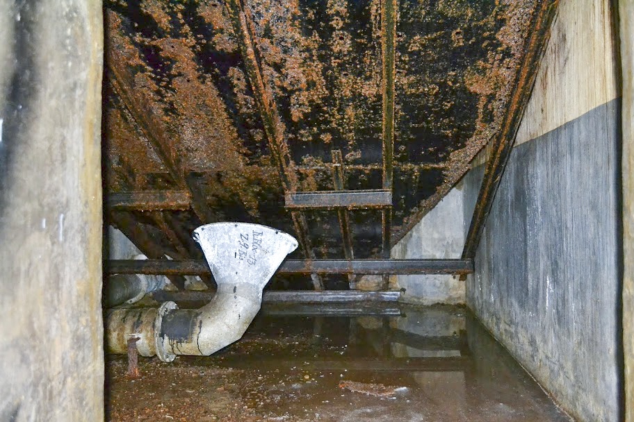 Ligne Maginot - ROCHONVILLERS - A8 - (Ouvrage d'artillerie) - Bloc 6
Le pied du bloc, local de récupération des douilles usagées
Vue prise sous le plancher du receptacle - PAVEL Jan