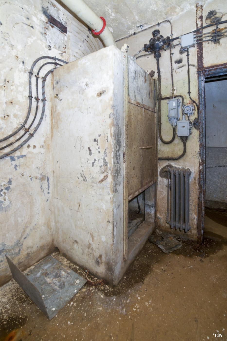Ligne Maginot - ROCHONVILLERS - A8 - (Ouvrage d'artillerie) - Entre bloc 6 et bloc 7
Le PC de l'ouvrage - Lia VERMEULEN